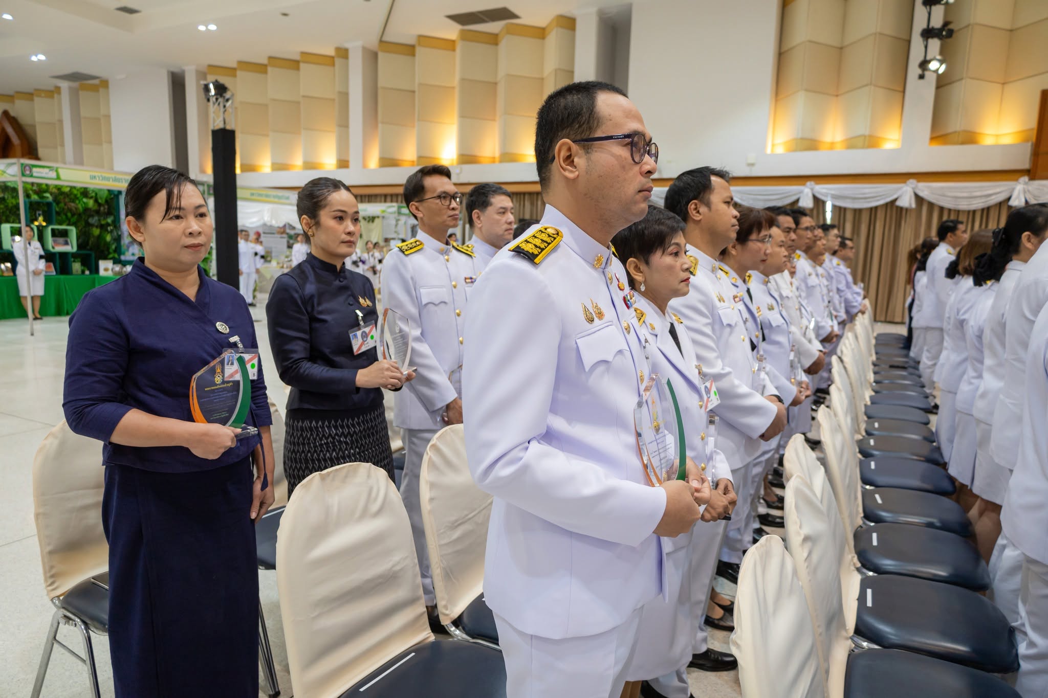 มอบโล่พระราชทาน